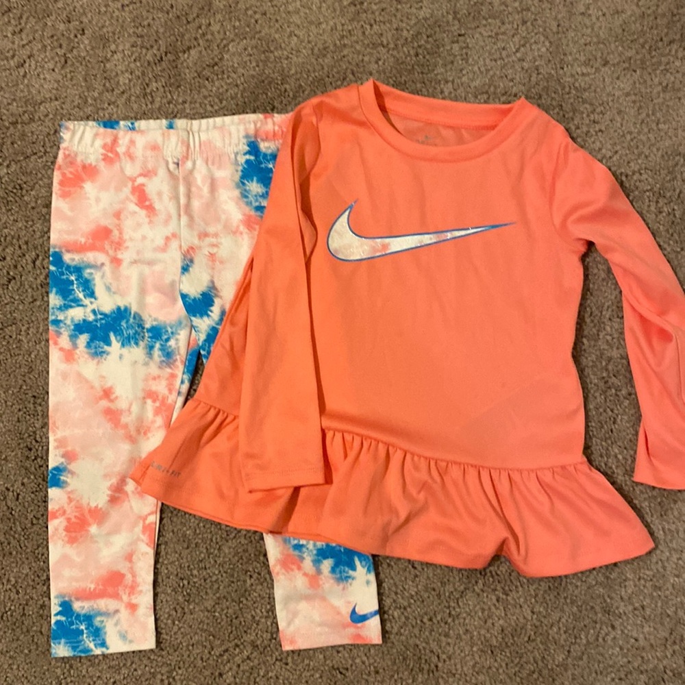 Nike 3T outfit. Like New condition.